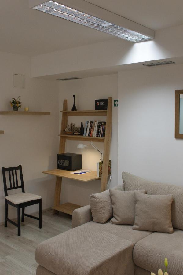 Apartment Anna: Airport Transfer & EV-Friendly Extended Stay Velika Gorica Exterior photo